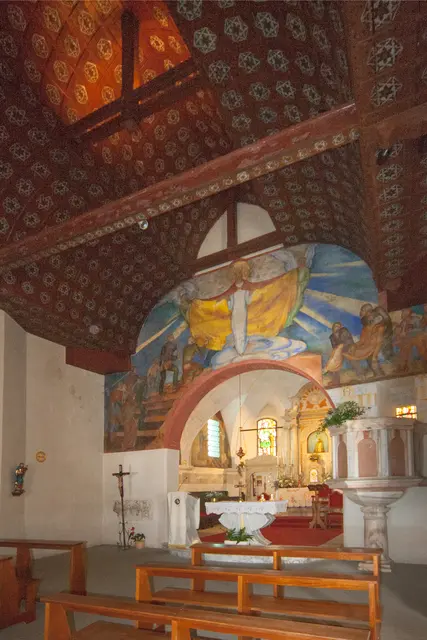 Kirchenschiffdecke hat viel Ähnlichkeit mit einem Schiffrumpf. Über den Bogen zwischen Kirchenraum und Presbyterium breitet Maria ihren Mantel aus unter welchen die Pilger ihren Schutz suchen. | Foto: © by Ing. Günter Kramarcsik