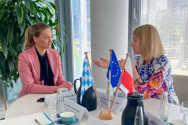 Landeshauptmann-Stellvertreterin Christine Haberlander (rechts) traf die bayerische Staatsministerin für Gesundheit, Pflege und Prävention Judith Gerlach zu einem Arbeitsgespräch in München. | Foto: StMGP