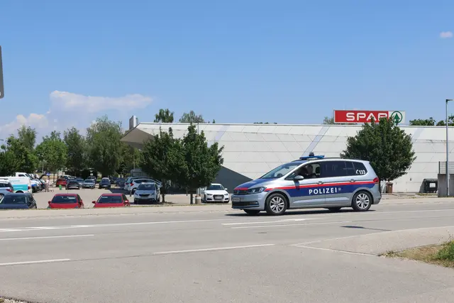 Ein Hund wurde versehentlich im Kleinbus seines Besitzers am Spar-Parkplatz in Gunskirchen eingeschlossen. | Foto: laumat.at