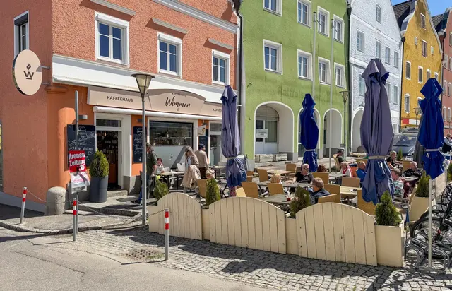 Das Kaffeehaus Wimmer am Marktplatz in Obernberg lädt in der Nacht auf den 28. Juni 2026 zum Public Viewing.  | Foto: Doms