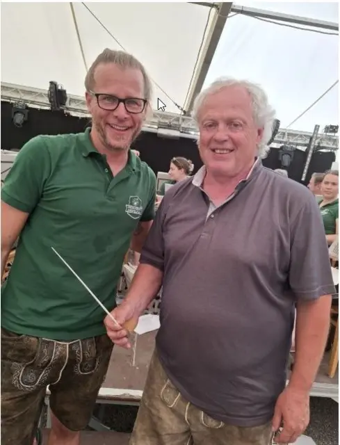 Obmann Gerhard Petermandl übt sich als Dirigent