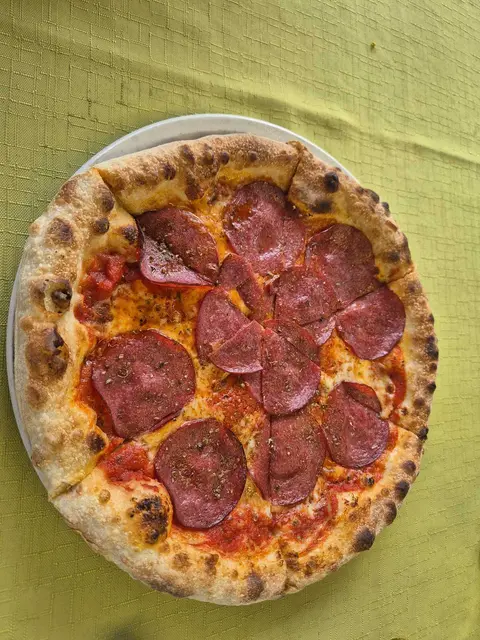 Pizza Salami – reichlich belegt und knusprig gebacken aus dem Steinofen. | Foto: Genussspecht