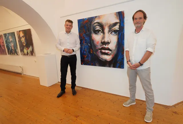 Fürstenfelds Kulturreferent Gregor Sommer (l.) hieß Künstler Wolfgang Abfalter in der Stadtgalerie willkommen. | Foto: Waltraud Wachmann