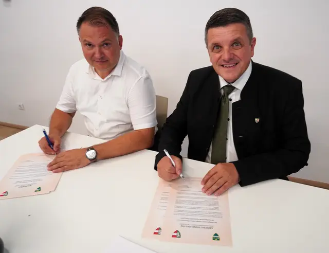 Murska Sobotas Bürgermeister Damjan Anželj und Fürstenfelds Bürgermeister Franz Jost (v. l.) bei der Unterzeichnung des Vertrags zur Zusammenarbeit der beiden Städte. | Foto: Waltraud Wachmann
