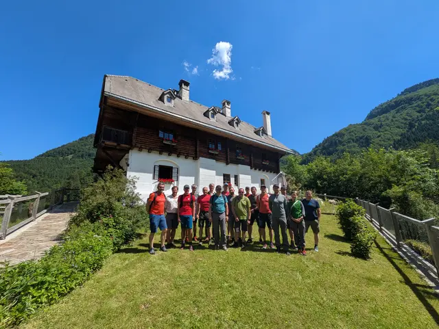 Versammelte Einsatzkräfte vor dem historischen Forsthaus im Bodinggraben. | Foto: Österreichische Bundesforste