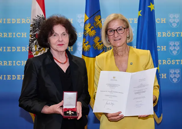 Gertrude Enderle-Burcel mit LH Johanna Mikl-Leitner bei der Verleihung | Foto: NLK Pfeiffer
