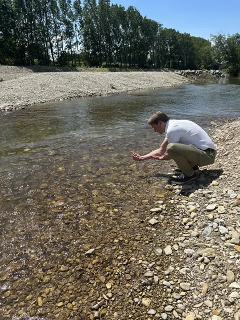 Wenn die Temperaturen steigen, sucht auch Bürgermeister Rainer Handlfinger gerne Erfrischung in der Pielach. | Foto: Martina Schweller