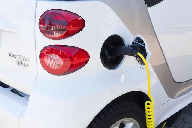 Ein E-Auto wird geladen - Nahaufnahme