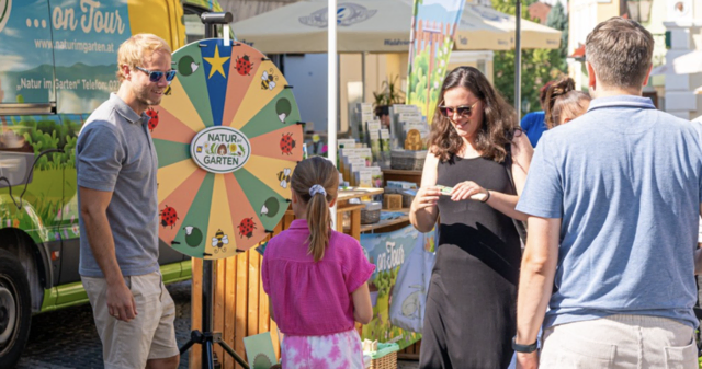 Beim Kräuter-Buzzer-Quiz wurde Wissen spielerisch getestet, während bei der Kinderstation gebastelt und mit Riesenspielen wie Jenga gespielt wurde. | Foto: J. Ehn