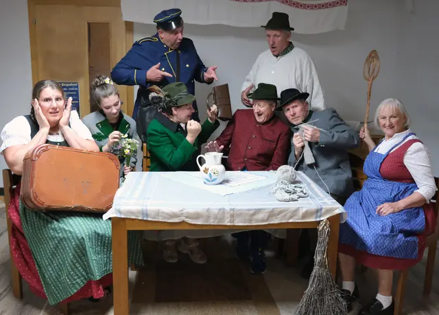 Wenn der Kuckuck zwomol schreit, ist ein turbulentes Volksstück mit Gesang. | Foto: Theatergruppe Pack