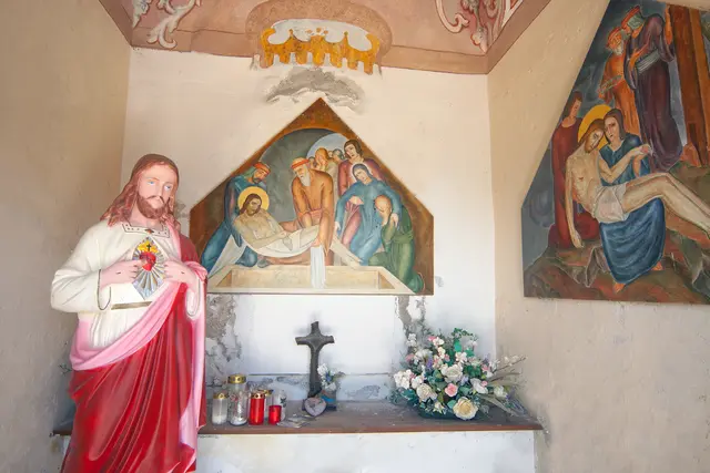 Im Inneren dieser kleinen Kapelle sind die 13. und 14. Station des Kreuzweges dargestellt. Kreuzabnahme mit in der Übergabe des Leichnam Jesu in den Schoss von Maria (recht) und der Grablegung. | Foto: © by Ing. Günter Kramarcsik