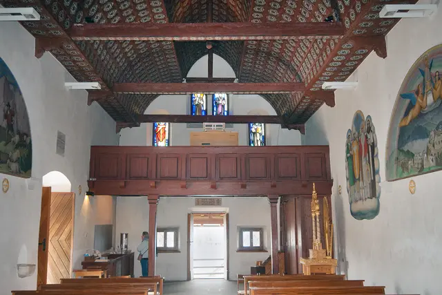 Decke Kirchenschiff und Chor. Hinten links ist die Infotafel welche in 3 Sprachen das Wesentlichste dieses Ortes beschreibt. | Foto: © by Ing. Günter Kramarcsik