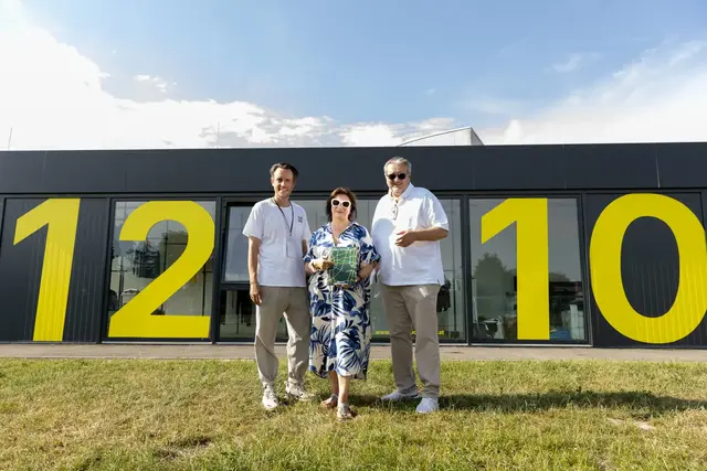 Der 1210er-Platz wurde wiedereröffnet. Am Bild v. l.: 1210-Geschäftsführer Kolja Burgschuld, Kulturstadträtin Veronica Kaup-Hasler und Sportstadtrat Peter Hacker (beide SPÖ). | Foto: Lukas Fuchs/Stadt Wien