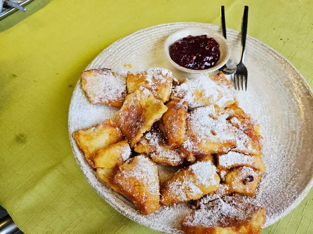 Kaiserschmarren mit Preiselbeeren – karamellisiert, aber eher palatschinkenartig in der Konsistenz. | Foto: Genussspecht