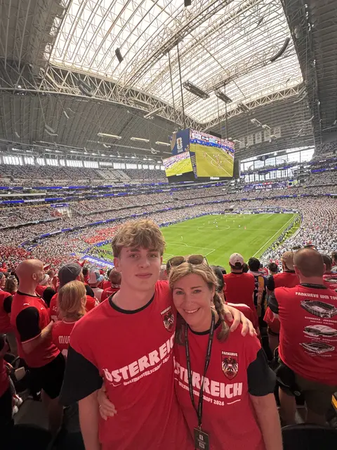 Manuel und Silke Arbeithuber aus Micheldorf waren beim Spiel Österreich gegen Argentinien in Dallas im Stadion. | Foto: Arbeithuber
