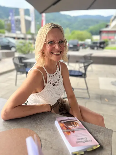 Autorin Astrid Moder las aus ihrem ersten autobiographischen Lebensratgeber "Gugelhupf Stories". | Foto: Sophie Zeiler-Mahrous/ Iron Women