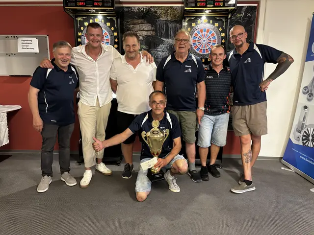 Meisterhaft Grund zum Feiern in Eibiswald: Edmund Pölzl, Thomas Gosnak, Erich Erber, Hans Kreiner, Alex Bürger, Patrik Gosnak, Wolfgang Gosnak, Klaus Sohar und Horst Hammer (v.l.) | Foto: DC Malibu