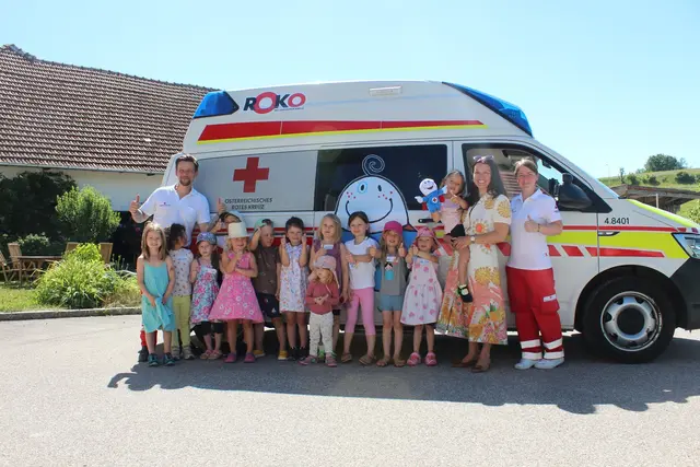 Die Kinder aus der Kindergruppe Pink in Grieskirchen bekamen Besuch vom ROKO-Mobil und Sigrid Kröwang (2.v.r.). | Foto: ÖRK, Tanja Auer