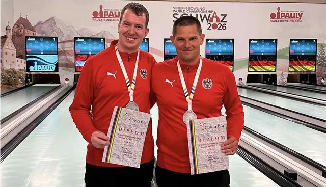 Philipp Vsetecka (links) holte gemeinsam mit seinem Nationalteamkollegen Lukas Huber im Herren-Paarbewerb die Silbermedaille.  | Foto: Vsetecka