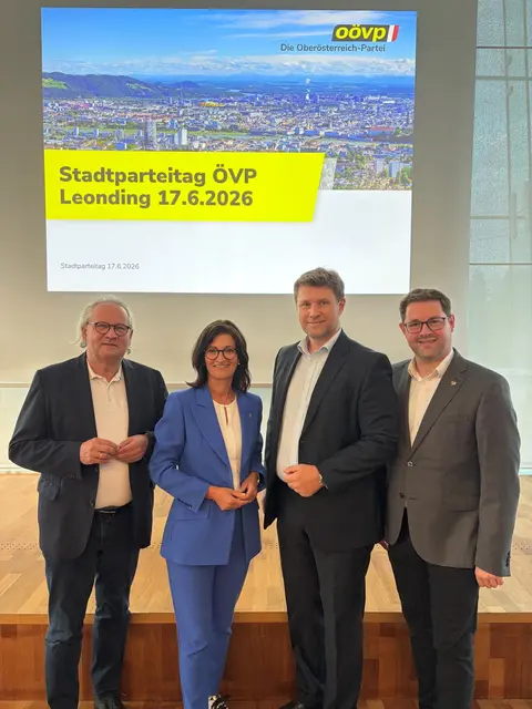 Wolfgang Stanek, Margit Angerlehner, Thomas Neidl und LPS Florian Hiegelsberger beim Stadtparteitag der ÖVP Leonding. | Foto: OÖVP/Eder
