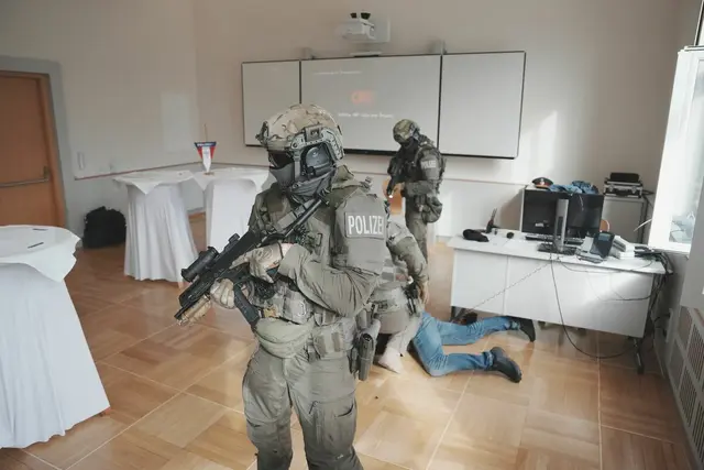 Eine Lehrerin des Ingeborg-Bachmann-Gymnasiums hat versehentlich einen Amok-Alarm ausgelöst. (Symbolfoto) | Foto: MeinBezirk.at