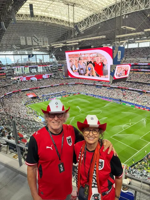 Elisabeth und Franz Kowatsch beim Spiel der Österreicher in Dallas. | Foto: privat