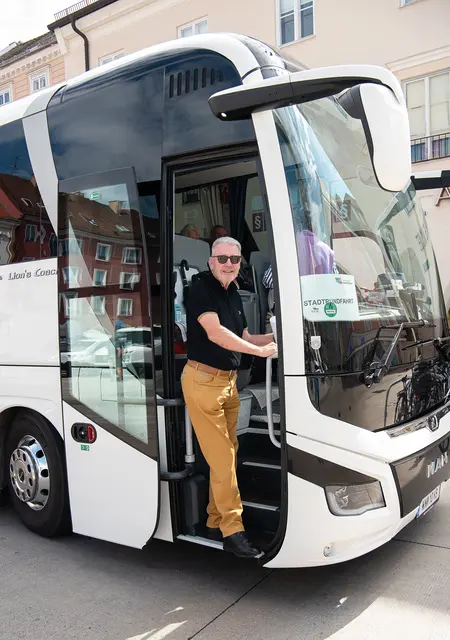 Bürgermeister Klaus Schneeberger (ÖVP) lädt am 11. Juli zu seiner Stadtrundfahrt. | Foto: Manfred Gartner