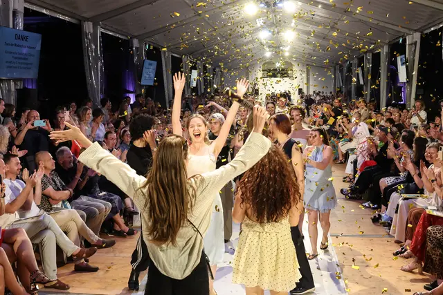 Die Siegermodelle stammen von den Schülerinnen Estella Prinz, Marion Nwoha und Fleur Korsatko. Die Awards wurden von der Vereinsvorsitzenden Inge Zankl überreicht. | Foto: Katharina Schiffl