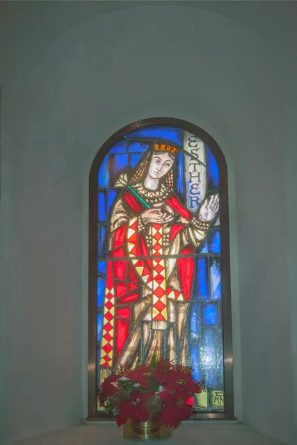 Kirchenfenster mit der hl. Esther. Die heilige Esther (Königin Ester) ist eine biblische Gestalt, deren Geschichte im Alten Testament im Buch Ester erzählt wird. Als mutige jüdische Königin am persischen Hof riskierte sie ihr Leben, um durch kluges Handeln und tiefen Glauben die Vernichtung ihres Volkes im Perserreich zu vereiteln  | Foto: © by Ing. Günter Kramarcsik