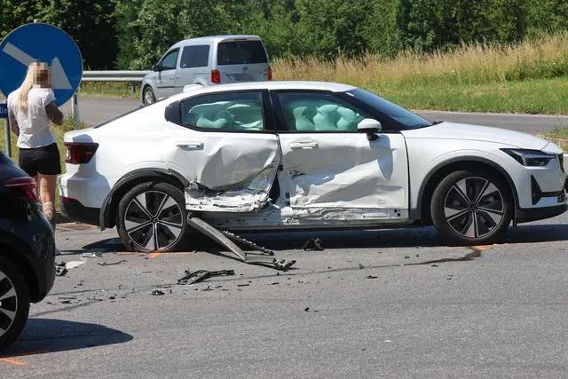 Schwer beschädigt: Zwei Pkw stoßen am Autobahnzubringer der A8 in Pichl bei Wels zusammen. | Foto: laumat.at