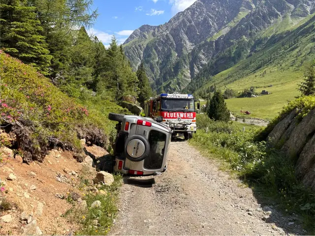 Fahrzeug kam seitlich zum Liegen. | Foto: Feuerwehr Mallnitz