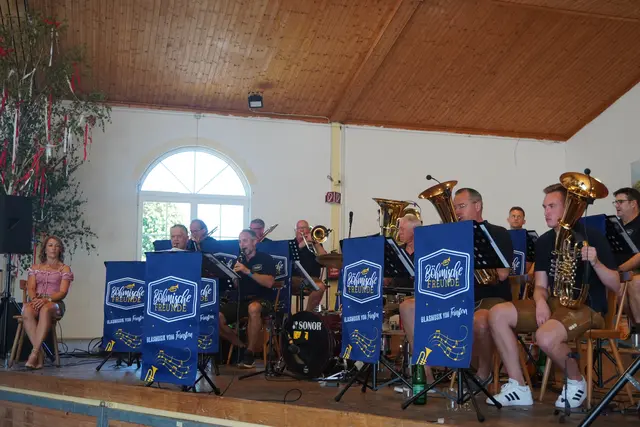 Die Böhmischen Freunde machten den musikalischen Auftakt am Mittwoch und sorgten für gute Stimmung beim Mittagessen. | Foto: Jennifer Flechl / MeinBezirk