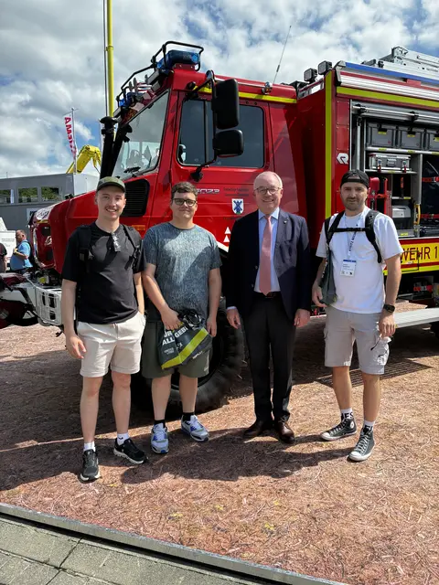 Mitglieder der Freiwilligen Feuerwehr Gaming auf der Interschutz in Hannover mit Landesvize Stephan Pernkopf (2.v.r.) | Foto: Land Niederösterreich