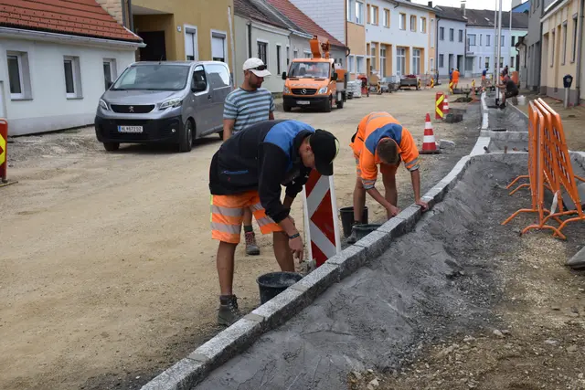 Viel Wasser trinken bei heißen Temperaturen heißt es auch bei Arbeiten im Freien. | Foto: Alexandra Goll