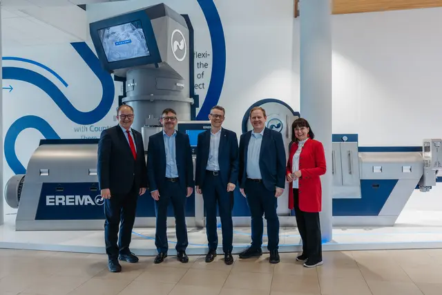 Thomas Winkler, Horst Wolfsgruber, Markus Huber-Lindinger, Klaus Schöngruber und Renate Heitz beim Besuch bei Erema.   | Foto: MecGreenie