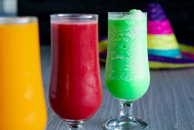 Gerade in der heißen Jahreszeit bieten Slushie die erfrischende Abwechslung. Mit der richtigen Slushie-Maschine zuhause, wird die Zubereitung zum Kinderspiel. | Foto: Unsplash / joe boshra