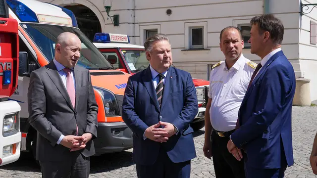 "Es geht nicht nur um spontane Nothilfe, sondern um eine kontinuierliche Unterstützung, die den Gesundheitssektor und den Zivilschutz vor Ort stärkt", meint Bürgermeister Michael Ludwig (SPÖ, 2.v.l.) | Foto: Andreas Pölzl/MeinBezirk