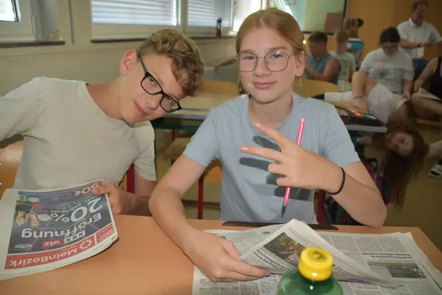 Die Schülerinnen und Schüler beschäftigten sich mit dem Medium Zeitung. | Foto: Mittelschule Bernstein