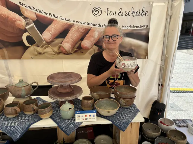Einzigartiges Geschirr von Erika Gasser.  | Foto: meinbezirk.at/Birgit Gehrke