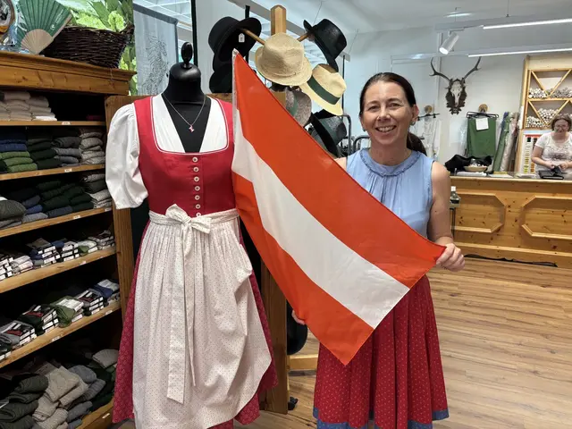 Andrea Kiegerl mit ihrem rot-weiß-roten Dirndl und der Österreich-Fahne. | Foto: MeinBezirk/Harald Almer