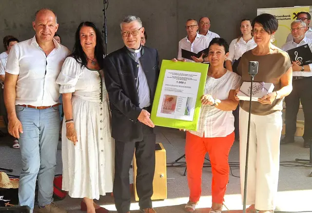 Gruppenfoto mit Spendenscheck