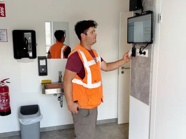 Über das Terminal werden Arbeitszeiten, Dienstpläne, Urlaube und weitere Daten digital verwaltet.
 | Foto: MeinBezirk/Monika Wilfurth