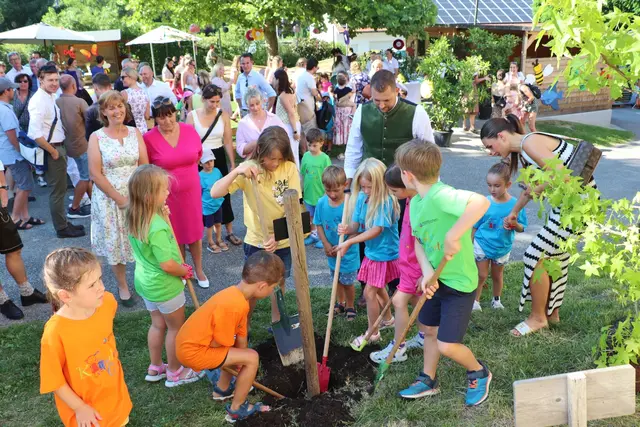 Zum 50-jährigen Jubiläum des Kindergartens Unterpremstätten pflanzte Bgm. Matthias Pokorn mit den Kindern einen Baum | Foto: Edith Ertl