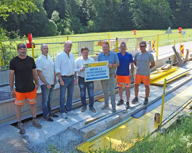 v.l.n.r.: Gottfried Steurer (Brückenmeisterei Neunkirchen), Markus Planker (Leiter der Brückenmeisterei Neunkirchen), DI Klaus Längauer (Leiter der NÖ Straßenbauabteilung Wr. Neustadt), LAbg. Jürgen Handler (i.V. LH-Stv. Udo Landbauer), Manfred Grundtner (Bgm. von Hollenthon), Robert Steiner und Franz Heissenberger (beide Brückenmeisterei Neunkirchen). | Foto: Land NÖ, Mühlbachler
