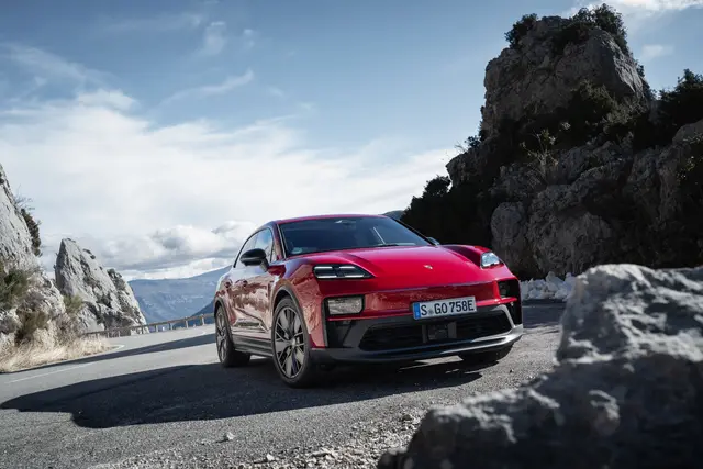 Die 100-kWh-Hochvolt-Batterie des Porsche Macan GTS lädt binnen 21 Minuten an geeigneten Schnellladesäulen von zehn auf 80 Prozent.  | Foto: Porsche