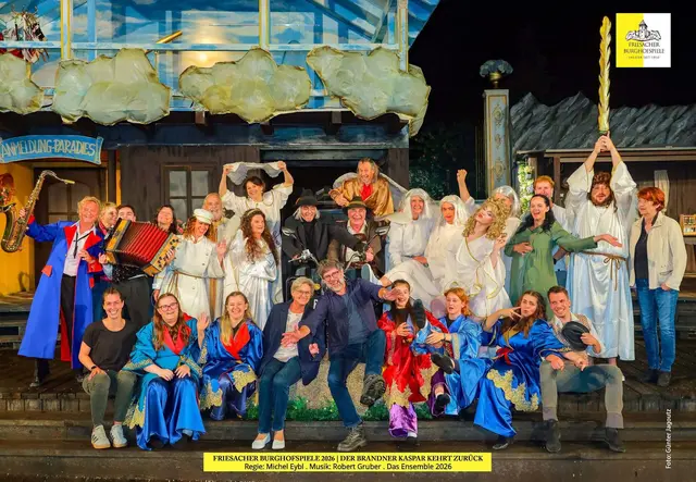 Das Team feierte eine fulminante Premiere - Das Stück "Der Brandner Kaspar kehrt zurück" wird noch bis 15. August aufgeführt.  | Foto: Friesacher Burghofspiele