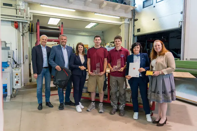 Winfried Judmaier (Direktor Fachberufsschule für Installations- und Blechtechnik), Hermann Huber (Obmann Wirtschaftskammer Kitzbühel), Landesrätin Astrid Mair, Geschäftsführer Alexander Magreiter, Lehrling Nico Daxer, AK-Vizepräsidentin Andrea Ager und Martina Lindner (Vertreterin der Gemeinde Kirchberg) (v. li.). | Foto: Land Tirol/Brandhuber