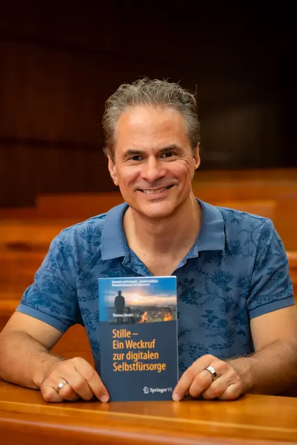 Autor Thomas Herdin mit seinem neu erschienenen Buch "Stille - Ein Weckruf zur digitalen Selbstfürsorge".