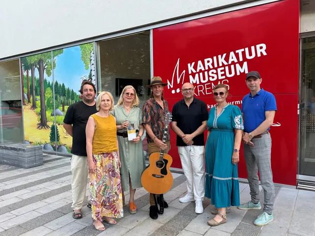 Organisator Sebastian Streibel (Ideenladen), Bereichsleiterin für Bildung, Kultur und Tourismus Doris Denk, Initiatorin und Kulturgemeinderätin Elisabeth Kreuzhuber, Musiker Peter Kern, Künstlerischer Direktor Gottfried Gusenbauer (Karikaturmuseum Krems), Kuratorin und Musikerin Martina Kučera und Kulturamtsleiter Gregor Kremser beim Auftakt des ersten Kremser Platzkonzert beim Karikaturmuseum Krems von „Peter Kern Solo“  | Foto: Stadt Krems