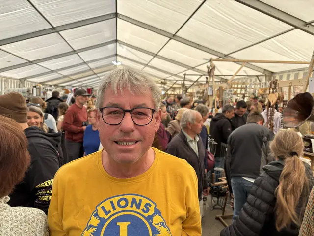 Flohmarkt-Koordinator Christian Zahedi ist froh, mit der Hahnenkammhalle einen neuen Standort für den nächsten Lions-Flohmarkt gefunden zu haben. | Foto: MeinBezirk
